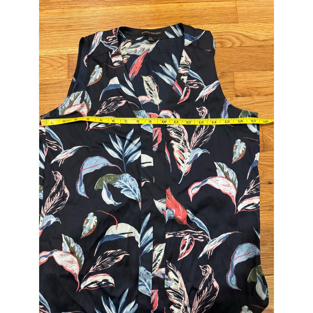 Banana Republic XS Sleeveless Floral Blouse Navy Tropical Print V-Neck Top - Picture 5 of 10